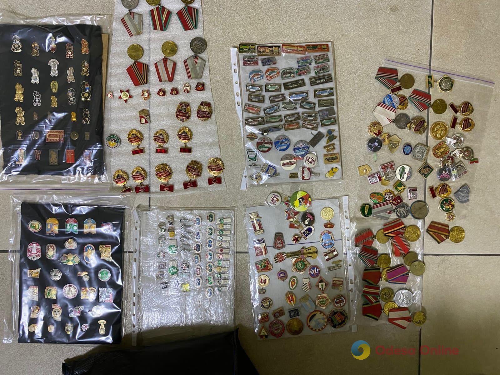 В Одесской области через ПП «Орловка» мужчина пытался тайно вывезти коллекцию марок, медалей и часов