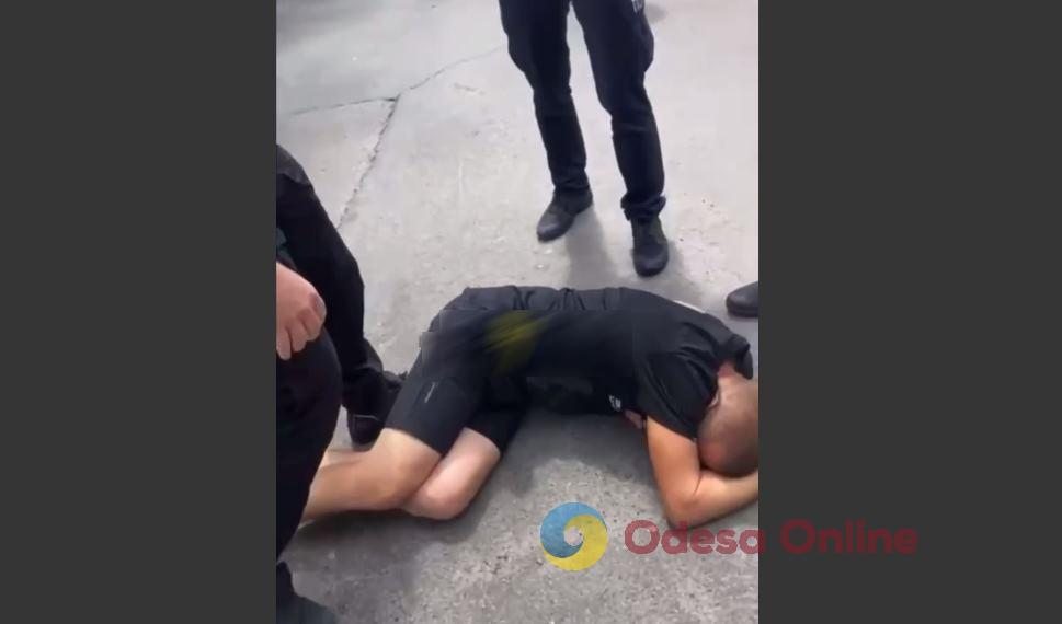В Одесі коп нокаутував затриманого чоловіка: у патрульній поліції розповіли подробиці інциденту (відео)