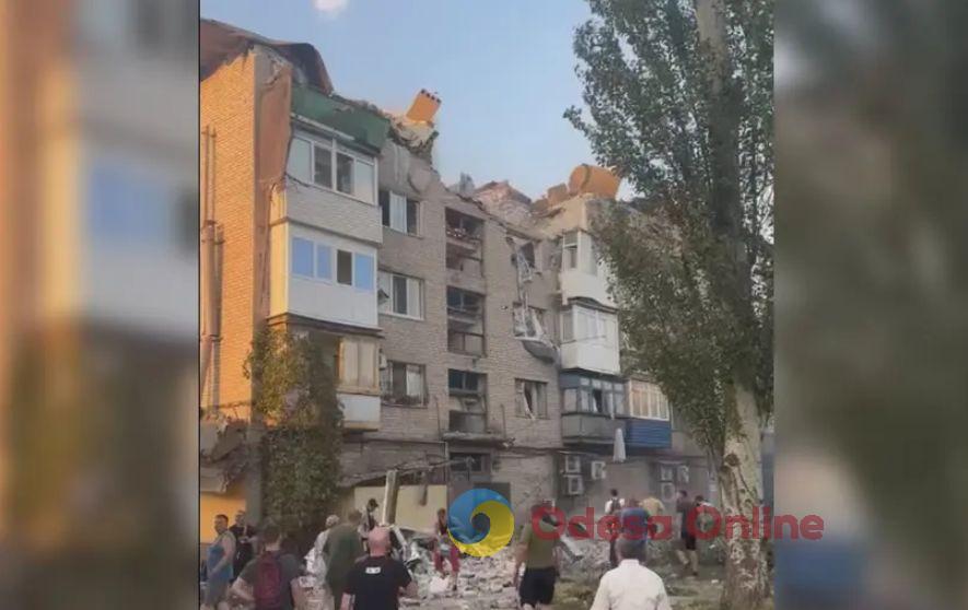 Рашисты ударили ракетами по жилому дому в Покровске, есть жертвы (обновлено)