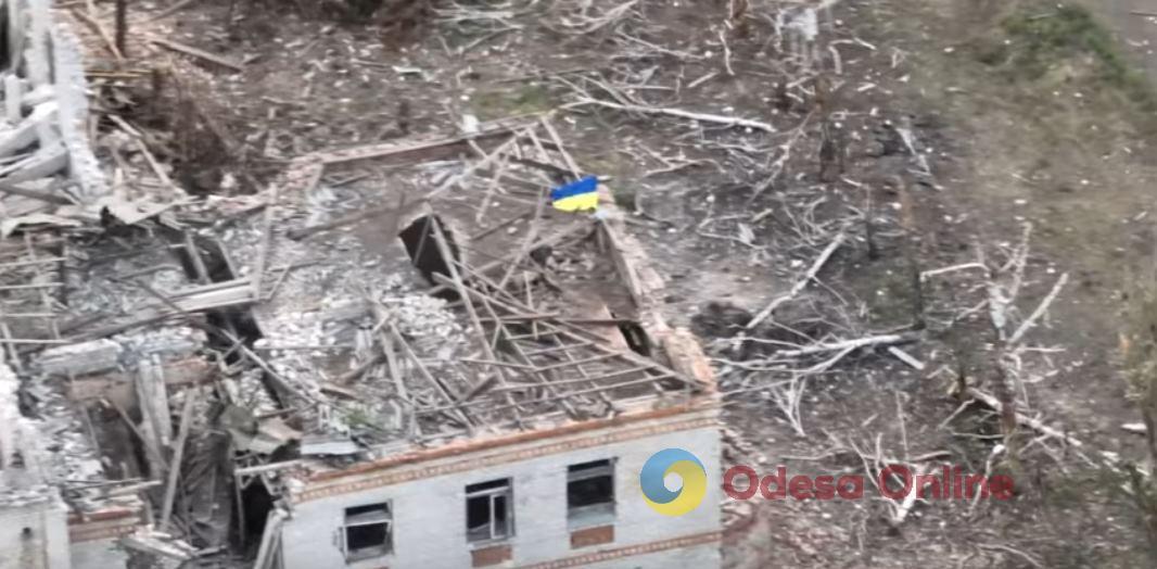 Бойцы ВСУ установили украинский флаг в Работино (видео)