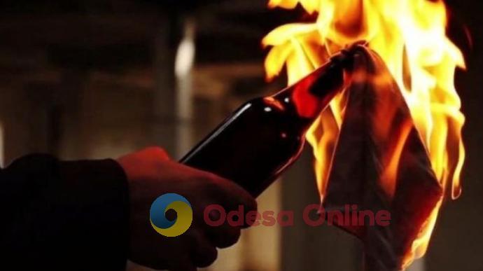 Бросил в окно «коктейль Молотова»: в Одесской области мужчина пытался сжечь дом односельчанина