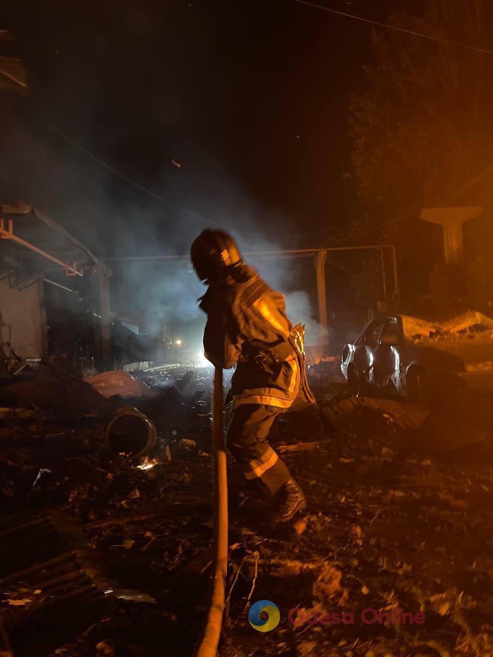 В результате ночной атаки россиян обломками повреждены общежитие и супермаркет в Одессе (фото)