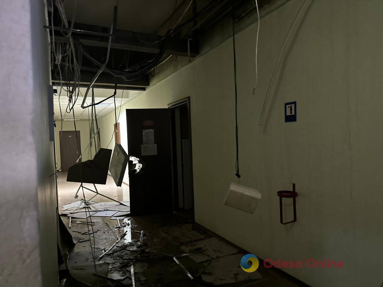 В результате ночной атаки россиян обломками повреждены общежитие и супермаркет в Одессе (фото)