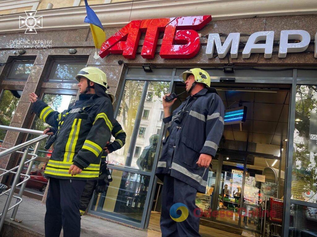 Переполох на Пушкинской: одесские спасатели тушили загоревшийся мусор в бизнес-центре (фото)