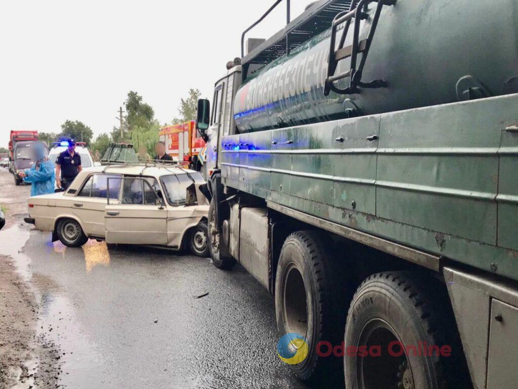 В Одесской области грузовик столкнулся с автомобилем «ВАЗ»