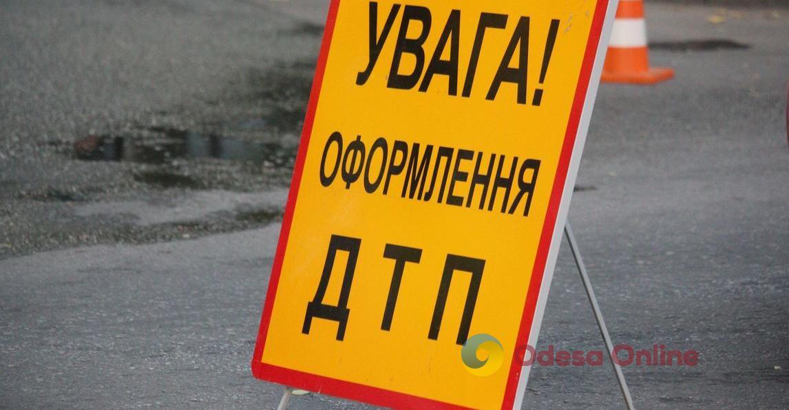 В Одессе трамвай столкнул автомобиль в кювет