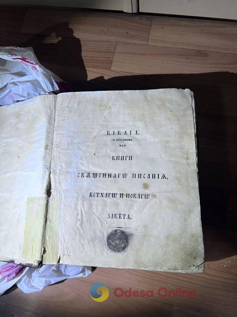 В Одесской области на границе задержали рубли времен российской империи и старопечатные церковные книги