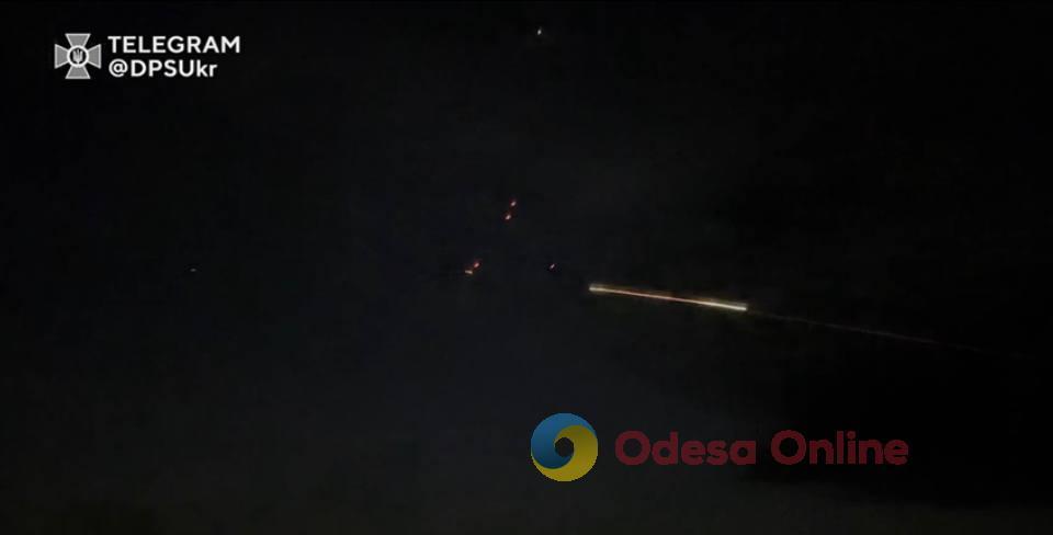 Одесские пограничники показали, как ночью уничтожали «шахедов» (видео)