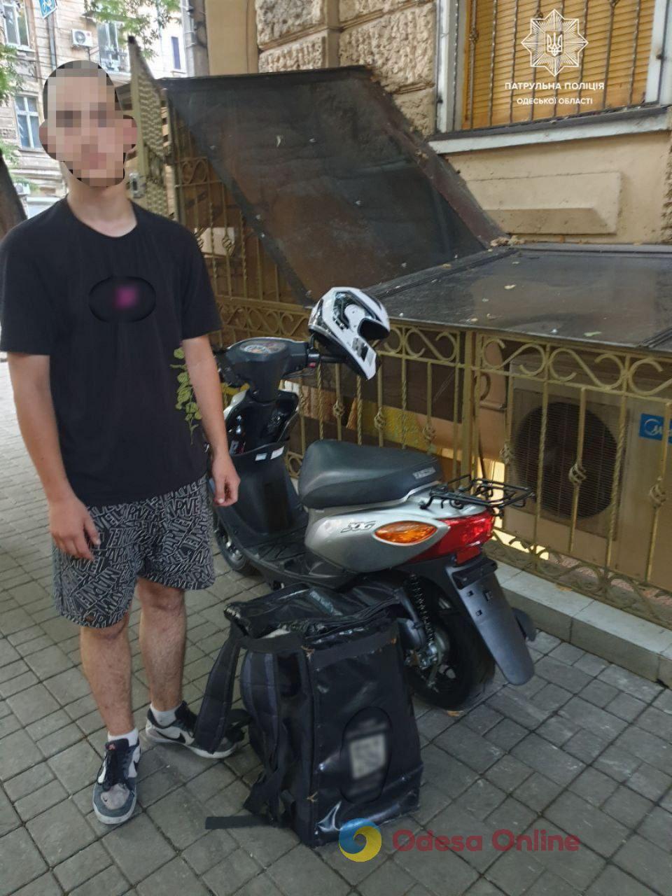 Одесса: 16-летний мопедист чуть не сбил на пешеходном переходе женщину с детской коляской – парня разыскали