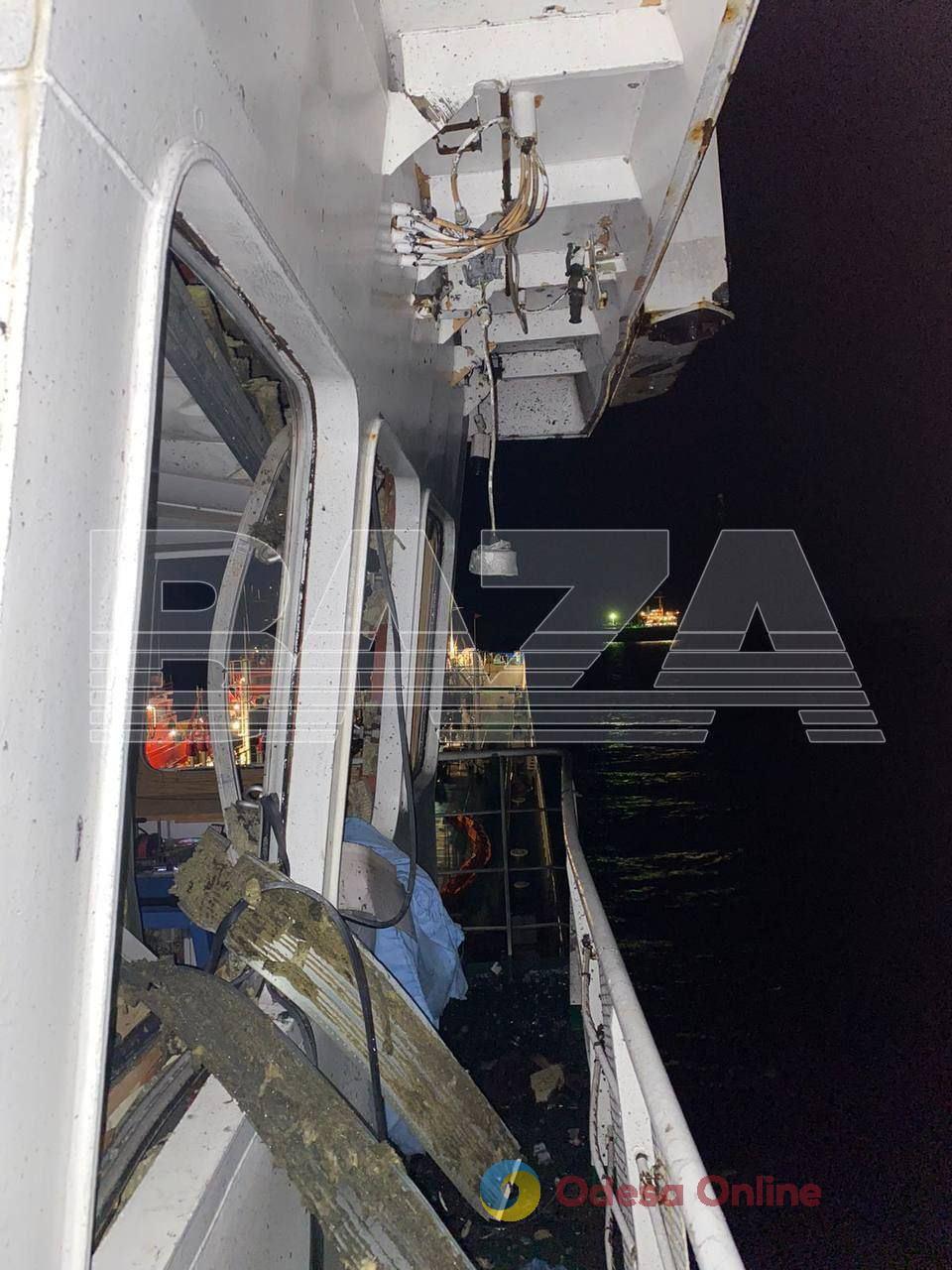 В Керченском проливе морские дроны атаковали российский танкер: у судна — пробоина (фото, видео)