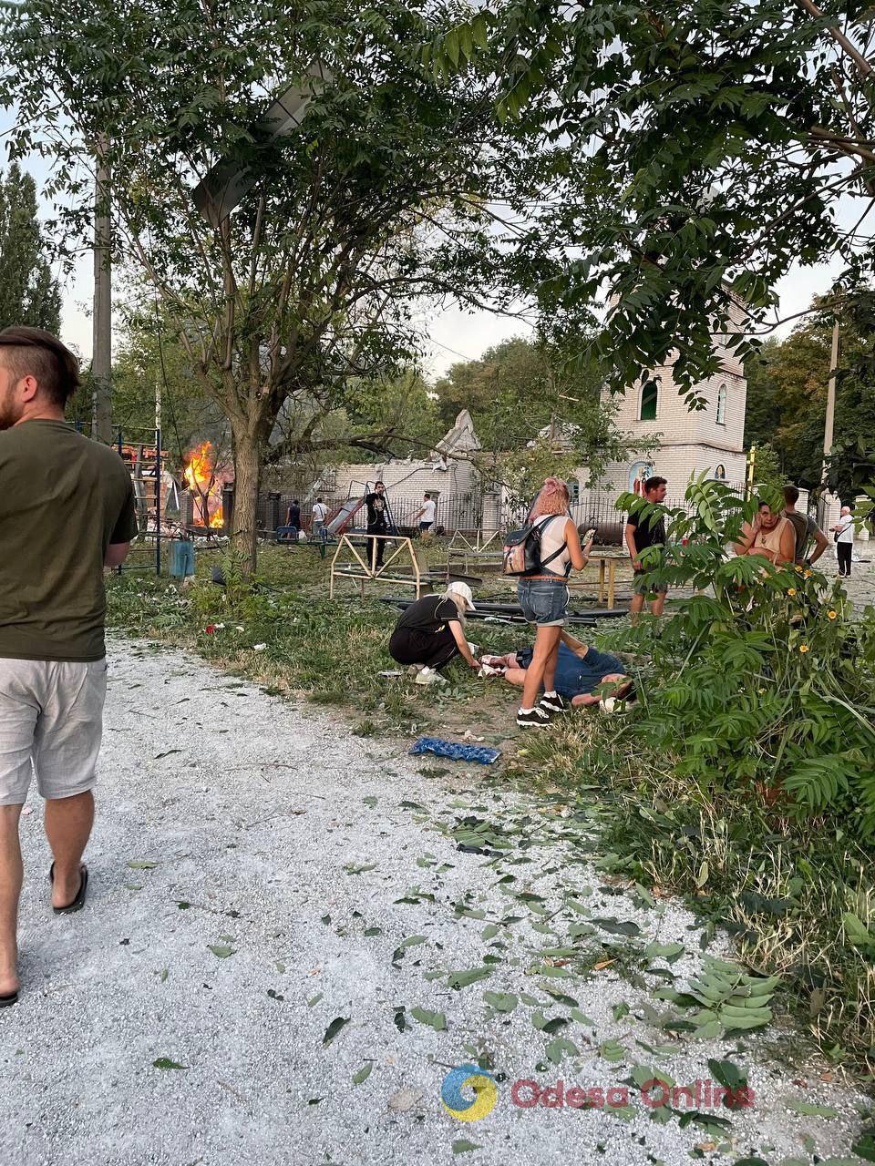 Росіяни вдарили по житловому кварталу Запоріжжя – є загиблі та поранені (оновлено)