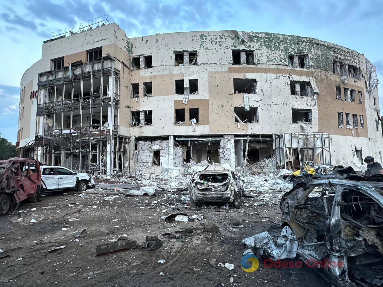 Оккупанты атаковали Запорожье: ударили по объекту гражданской инфраструктуры (фото, видео)