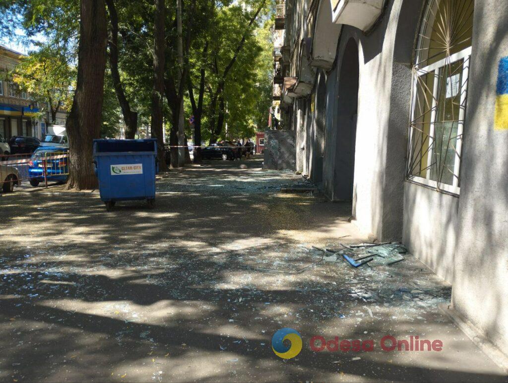 Будинки без вікон та засіяні склом вулиці: як виглядає Одеса після нічної атаки росіян (фото, відео)