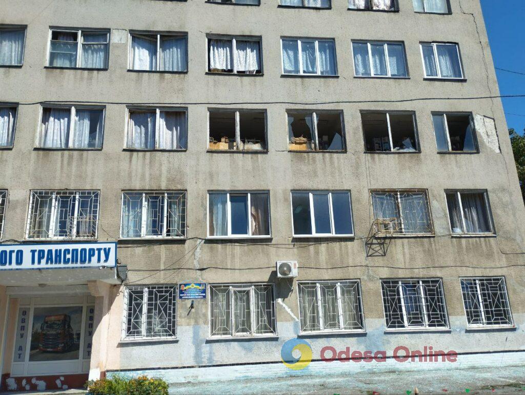 Будинки без вікон та засіяні склом вулиці: як виглядає Одеса після нічної атаки росіян (фото, відео)