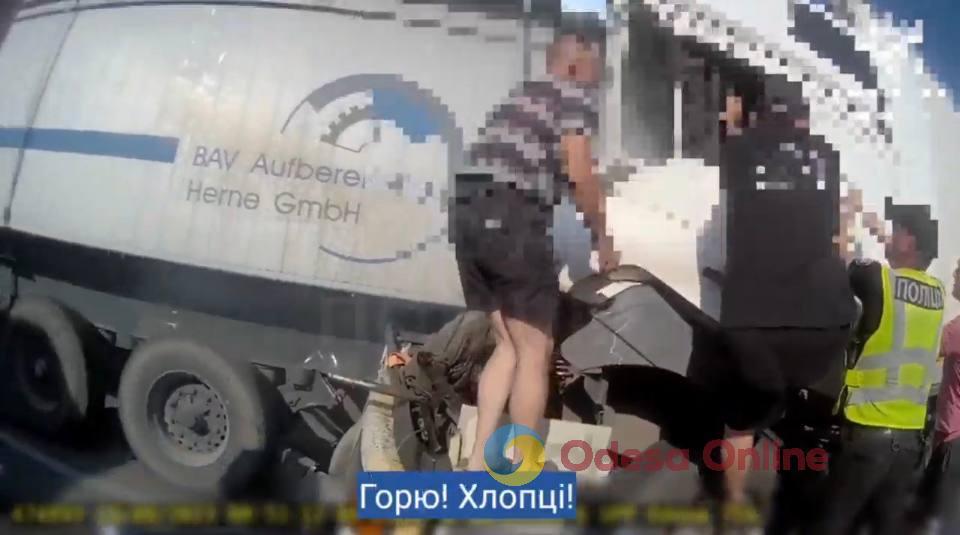 В Одесской области патрульные спасли жизнь водителя, попавшего в ДТП