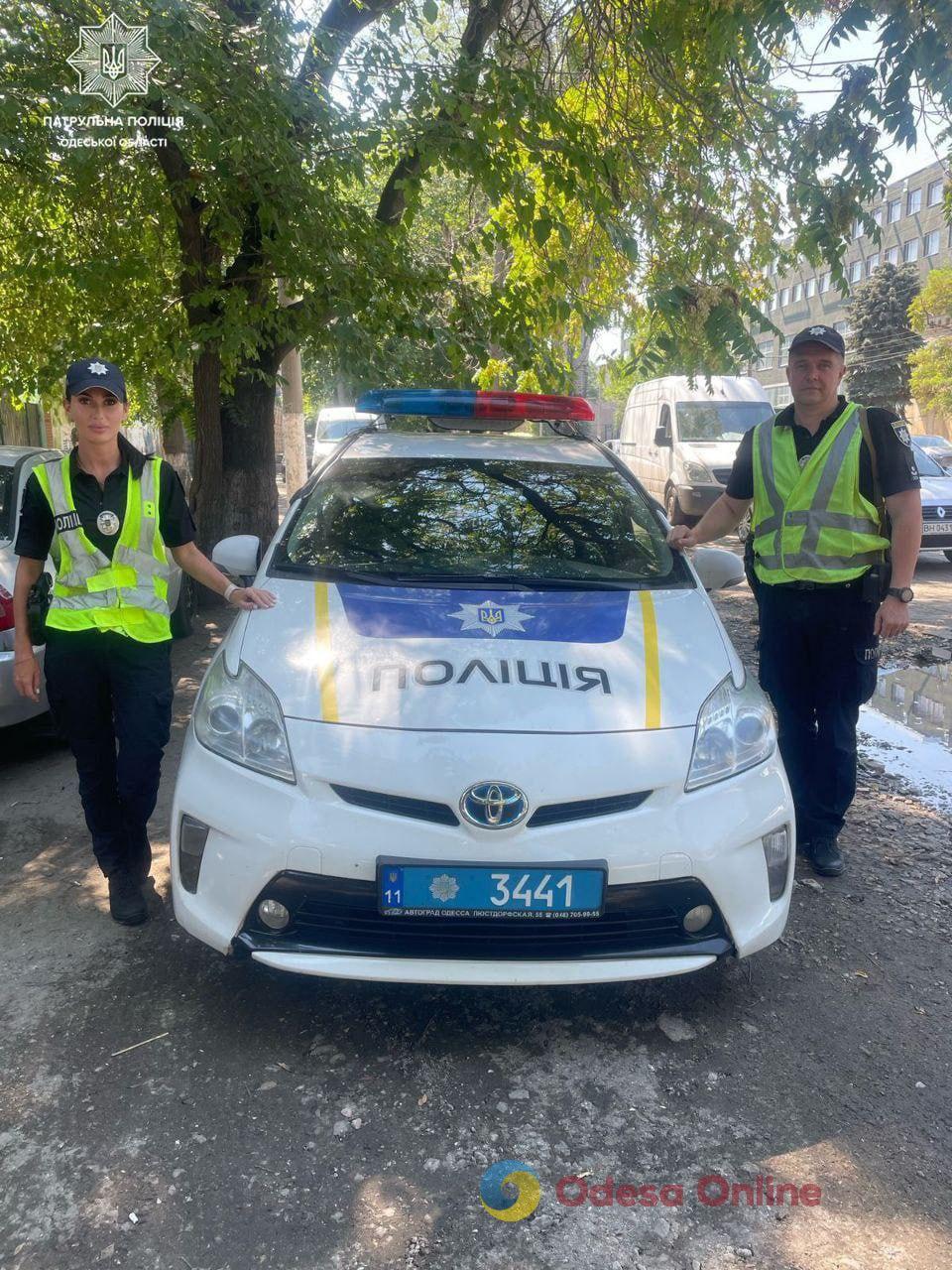 Кликала на допомогу, але її не чули: одеські патрульні врятували бабусю, яка впала та декілька днів пролежала на підлозі у власній квартирі