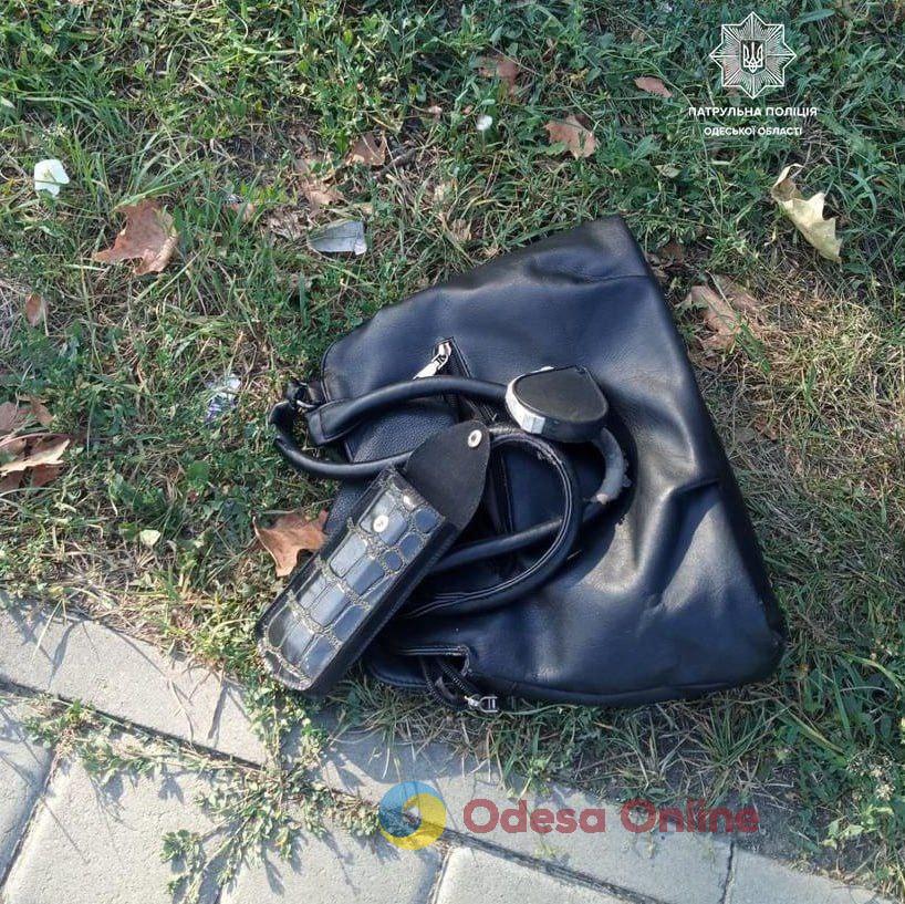 Избил и забрал сумку: в Одессе грабитель напал на женщину