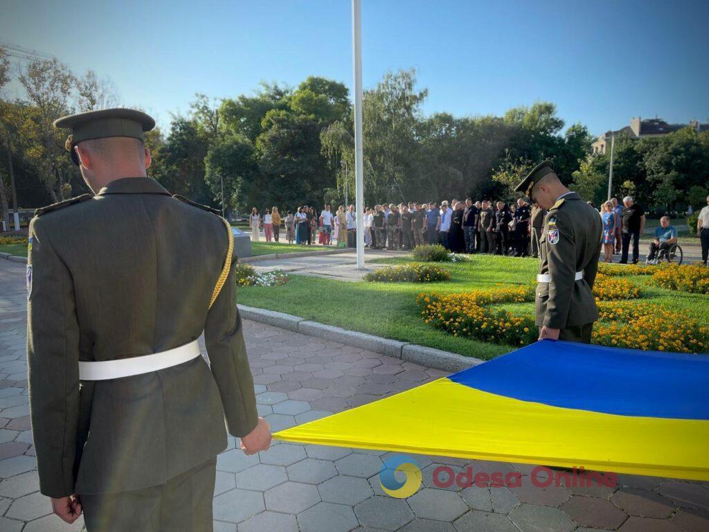 В Одессе торжественно подняли флаг Украины