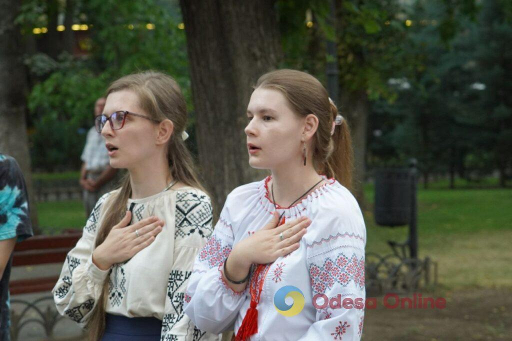Концерт та коровай у вигляді мапи України: в Міському саду відзначили День Незалежності (фото)
