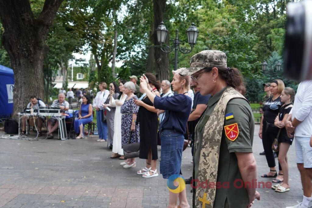 Концерт та коровай у вигляді мапи України: в Міському саду відзначили День Незалежності (фото)