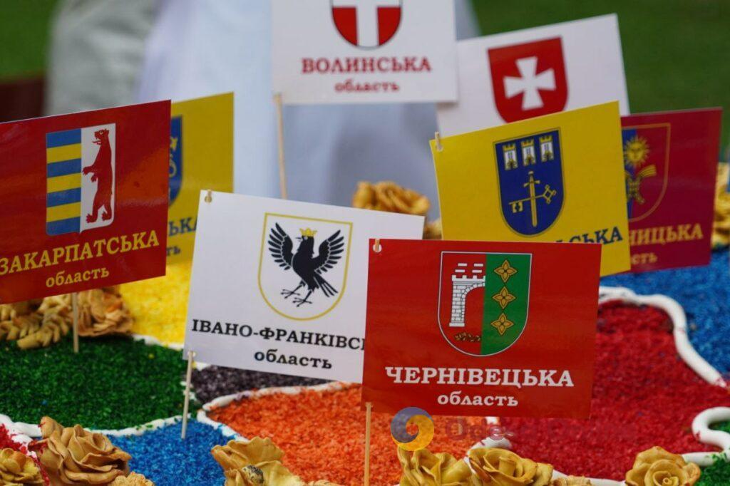 Концерт та коровай у вигляді мапи України: в Міському саду відзначили День Незалежності (фото)
