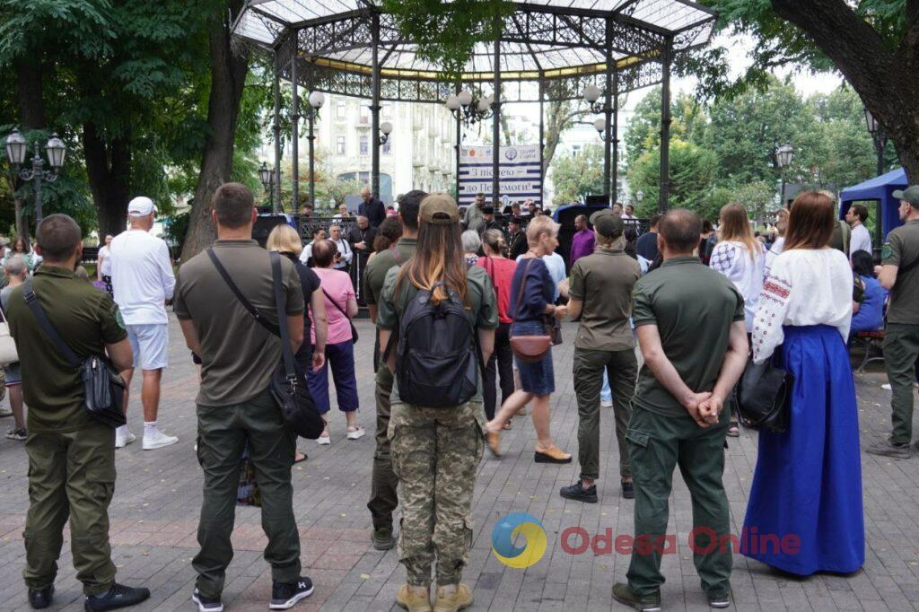 Концерт та коровай у вигляді мапи України: в Міському саду відзначили День Незалежності (фото)
