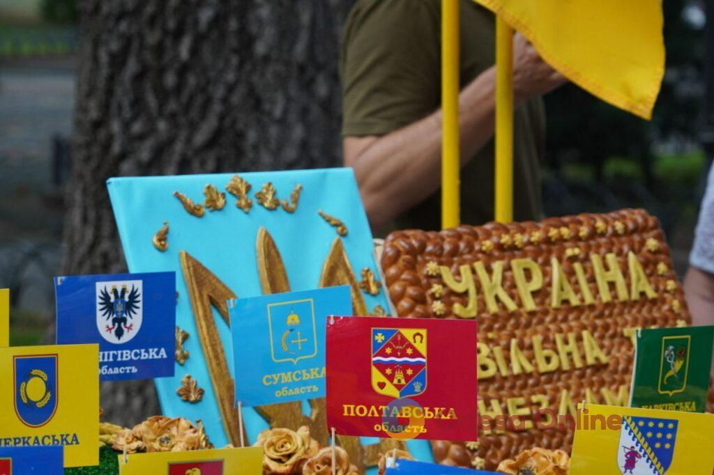 Концерт та коровай у вигляді мапи України: в Міському саду відзначили День Незалежності (фото)