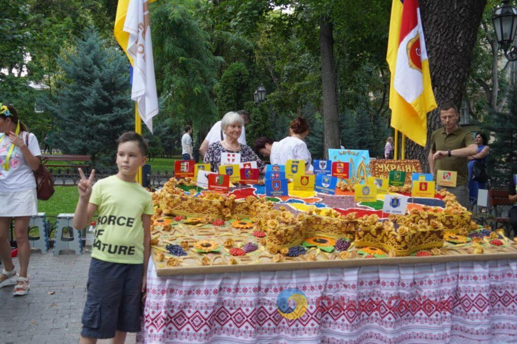 Концерт та коровай у вигляді мапи України: в Міському саду відзначили День Незалежності (фото)