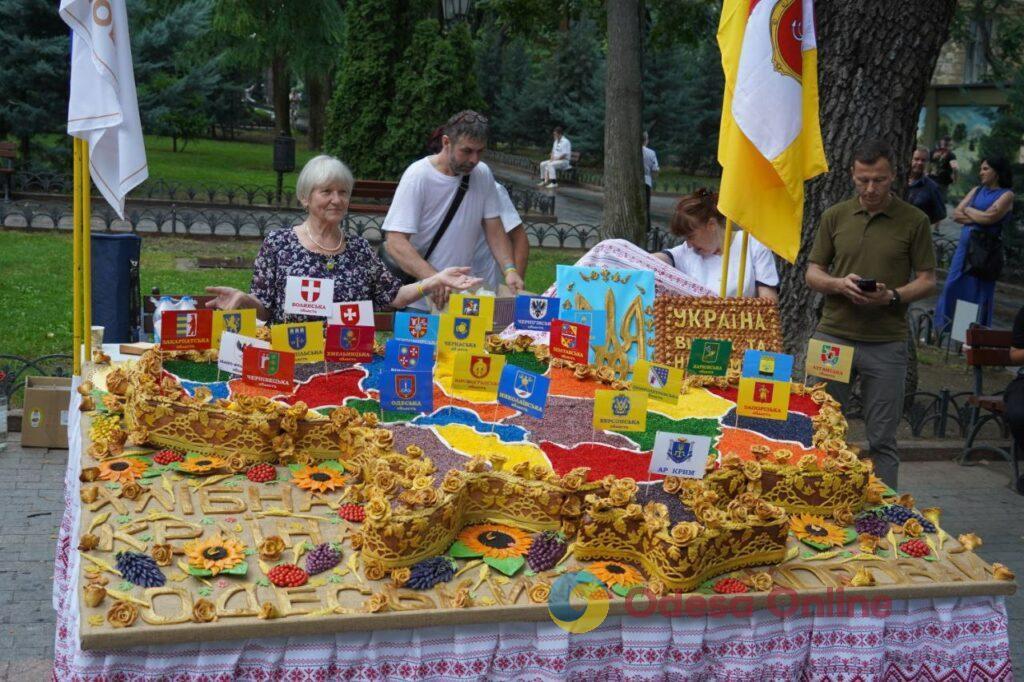 Концерт та коровай у вигляді мапи України: в Міському саду відзначили День Незалежності (фото)