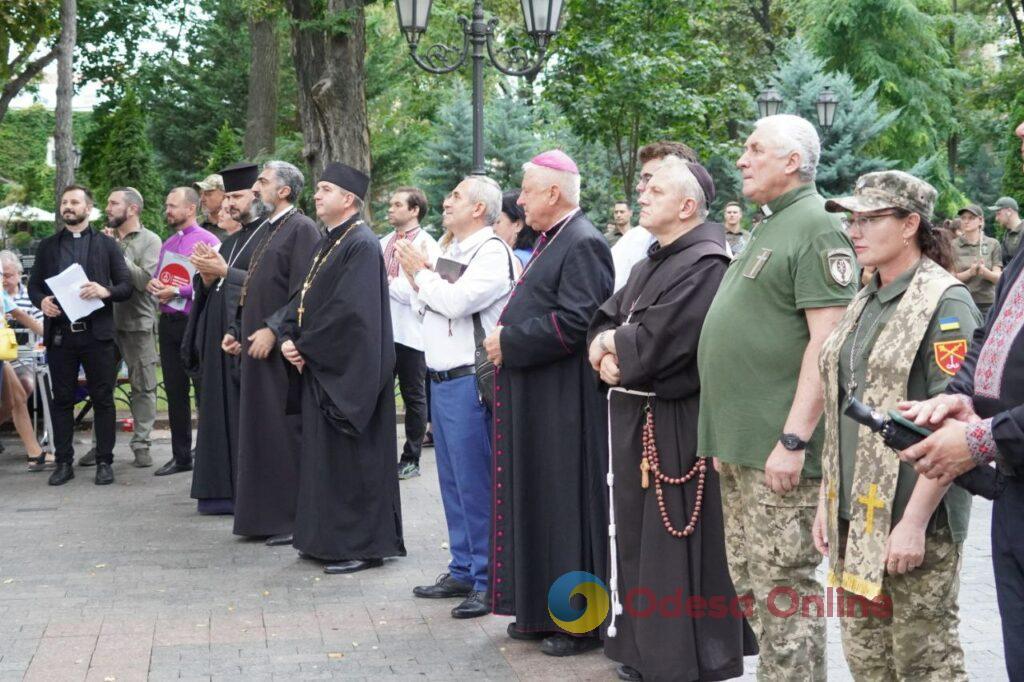 Концерт та коровай у вигляді мапи України: в Міському саду відзначили День Незалежності (фото)