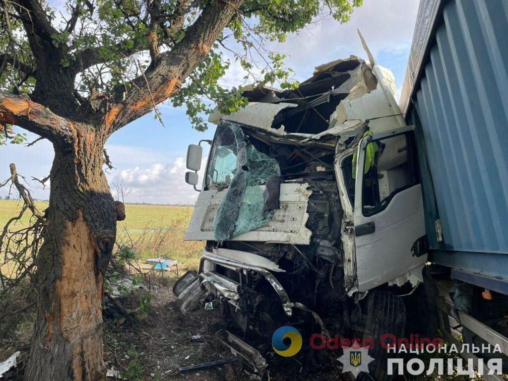 На трасі Одеса – Миколаїв сталися дві серйозні аварії: одна людина загинула, серед травмованих є діти (фото)