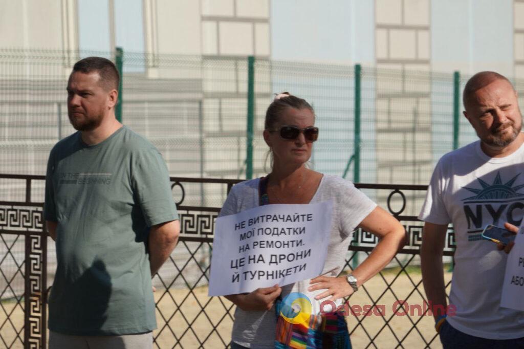 «Ніхто не знає, коли війна закінчиться, а допомога потрібна зараз»: в Одесі пройшов пікет волонтерів