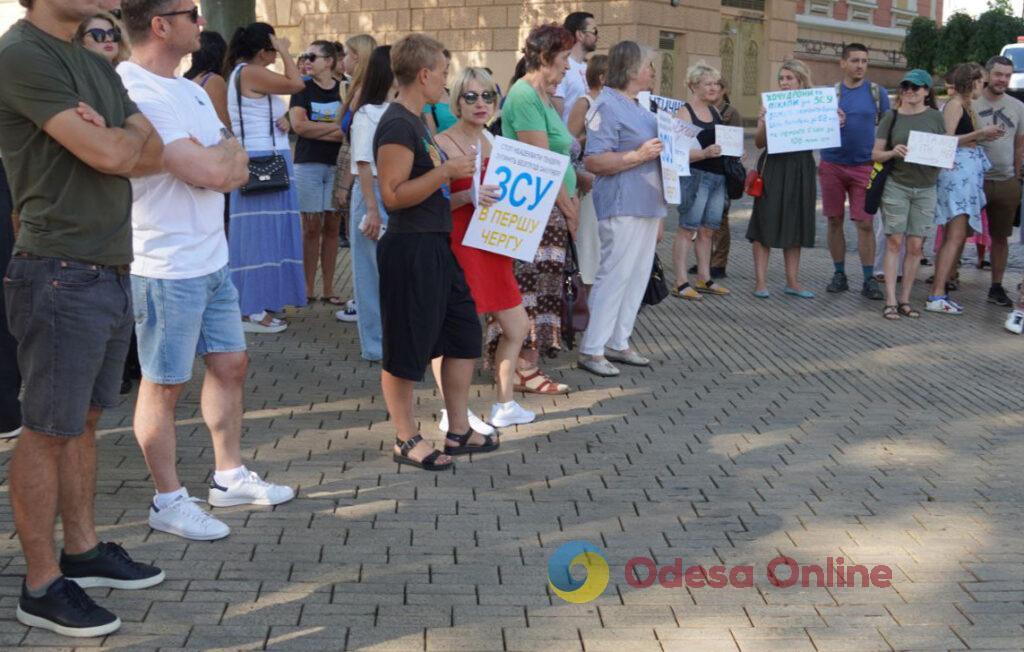 «Ніхто не знає, коли війна закінчиться, а допомога потрібна зараз»: в Одесі пройшов пікет волонтерів