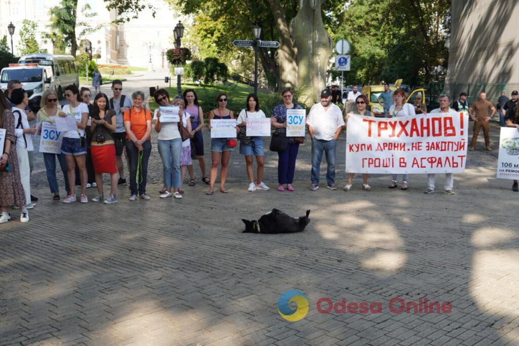 «Никто не знает, когда война закончится, а помощь нужна сейчас»: в Одессе прошел пикет волонтеров