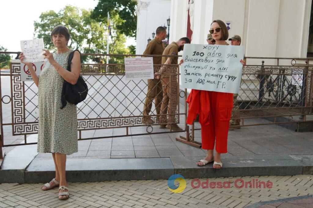 «Никто не знает, когда война закончится, а помощь нужна сейчас»: в Одессе прошел пикет волонтеров