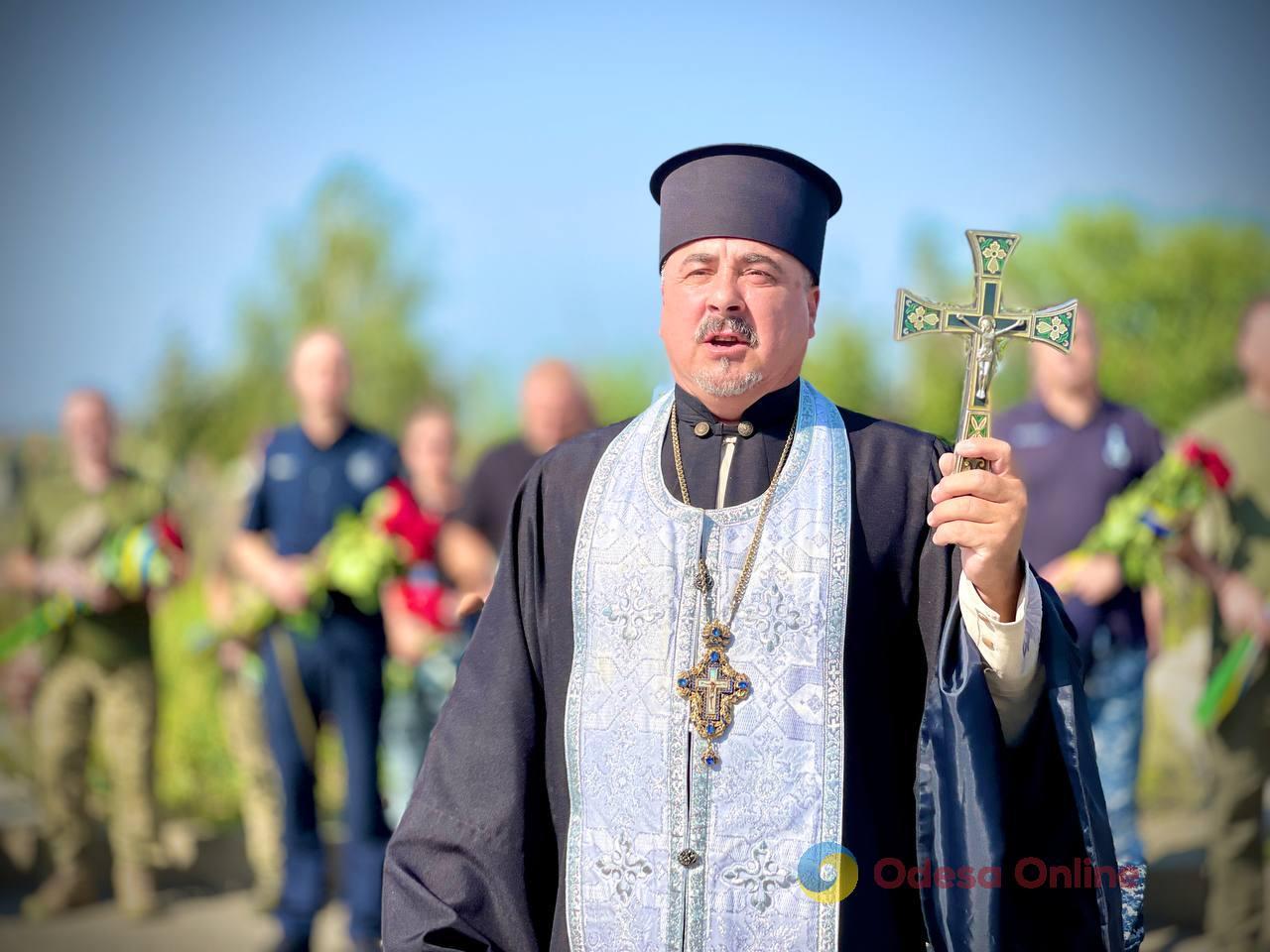 На одеському кладовищі вшанували полеглих захисників України, а також освятили новий Козацький Хрест