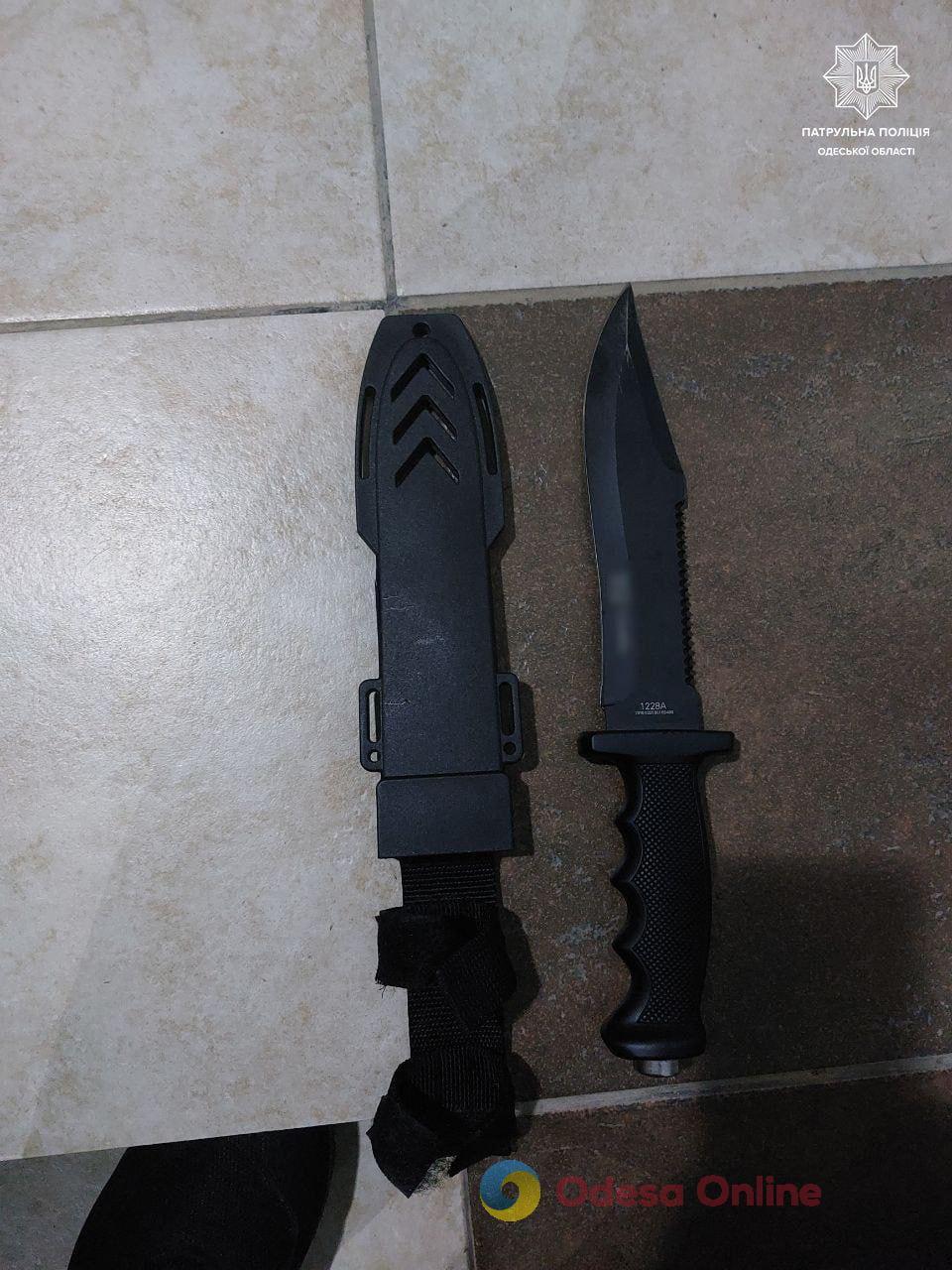 В Ізмаїлі агресивний чоловік погрожував перехожим ножем