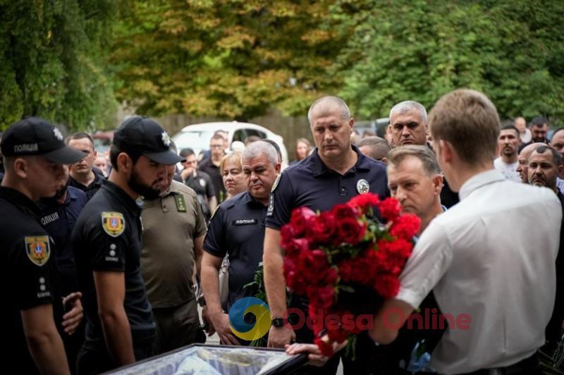 В Одессе в последний путь провели полицейского Юрия Коваша, который погиб защищая Украину на херсонском направлении