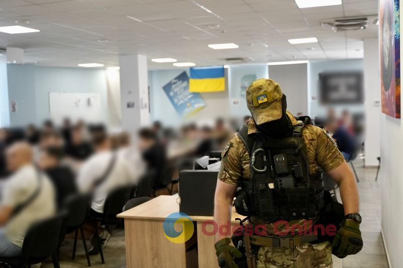 «Лігво шахраїв»: одеські поліцейські припинили діяльність чергового незаконного кол-центру (фото, відео)