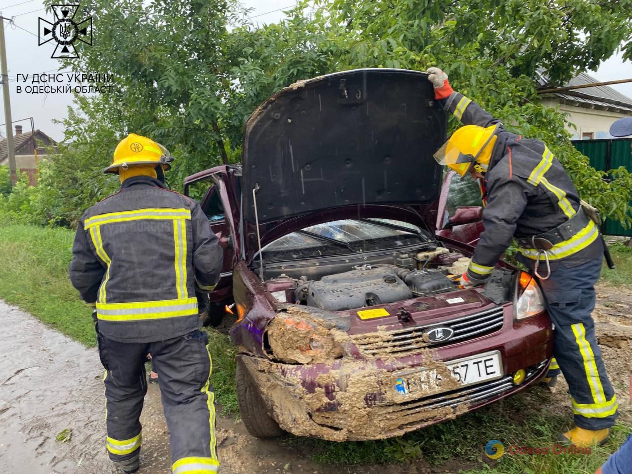 В Одесской области спасатели вытащили пострадавшего водителя из поврежденного автомобиля