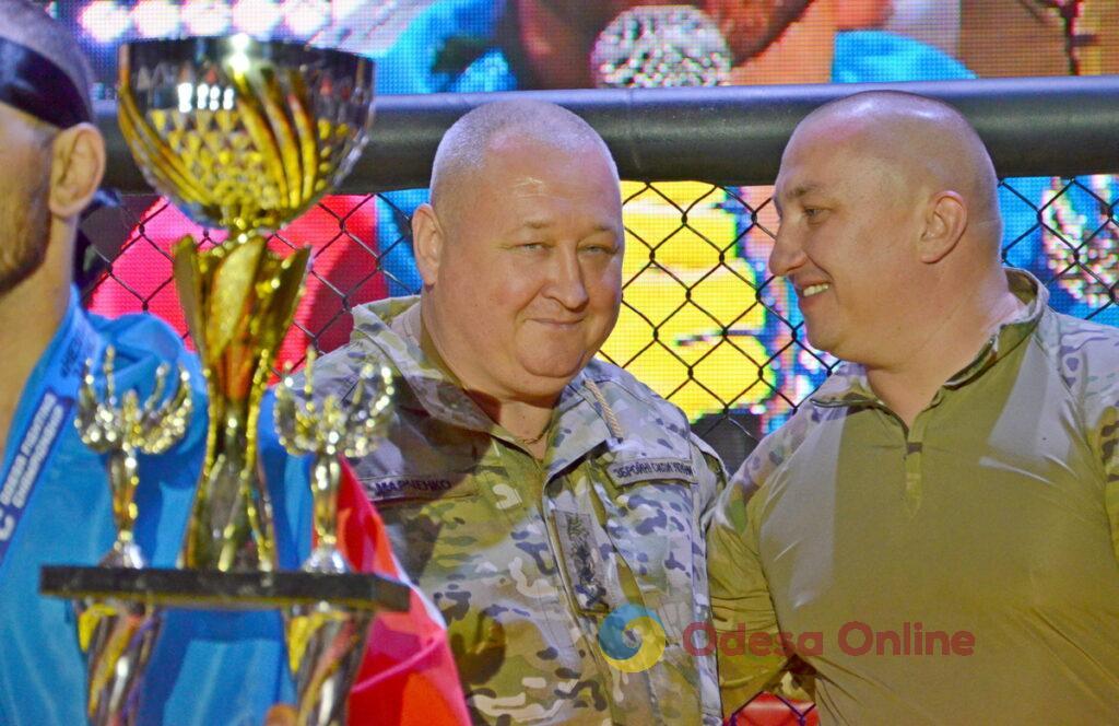 На турнірі з ММА в Одесі придбали прапор України з автографом генерал-майора Марченка за 400 тисяч гривень