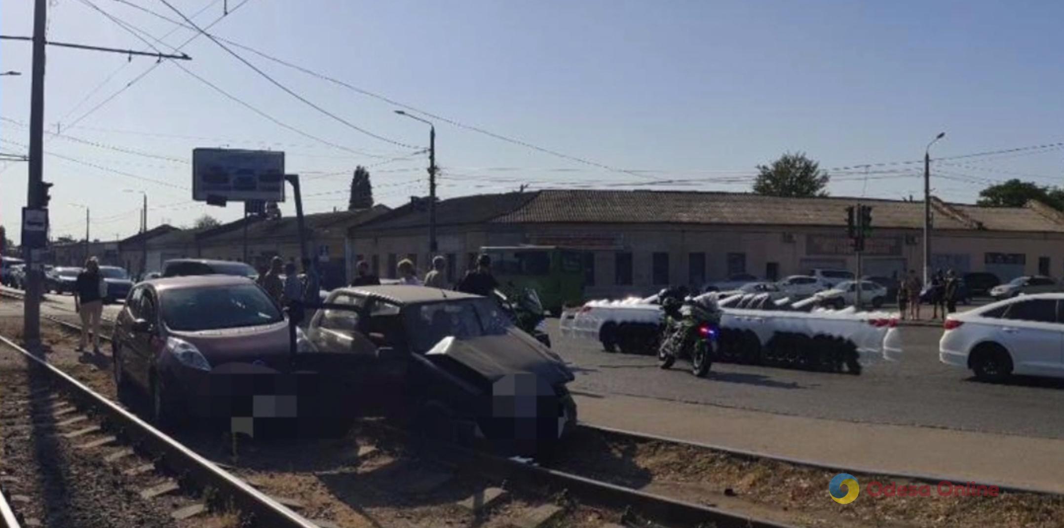 Одесса: на Николаевской дороге столкнулись три авто