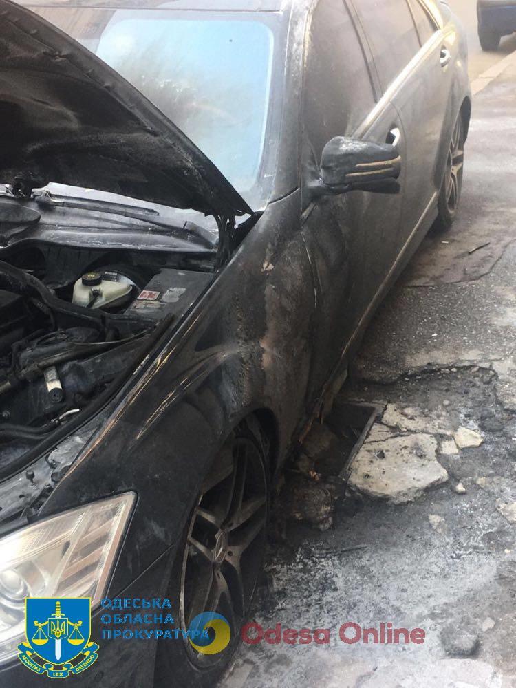 Підпалили три елітні авто на замовлення: в Одесі засудили екс-пожежника та двох його спільників
