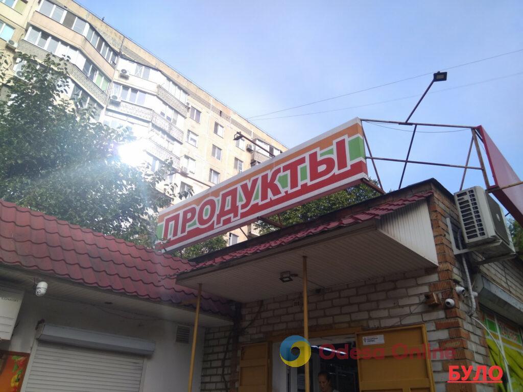 В Одессе демонтируют наружную рекламу и вывески, размещенные на негосударственном языке (фото)