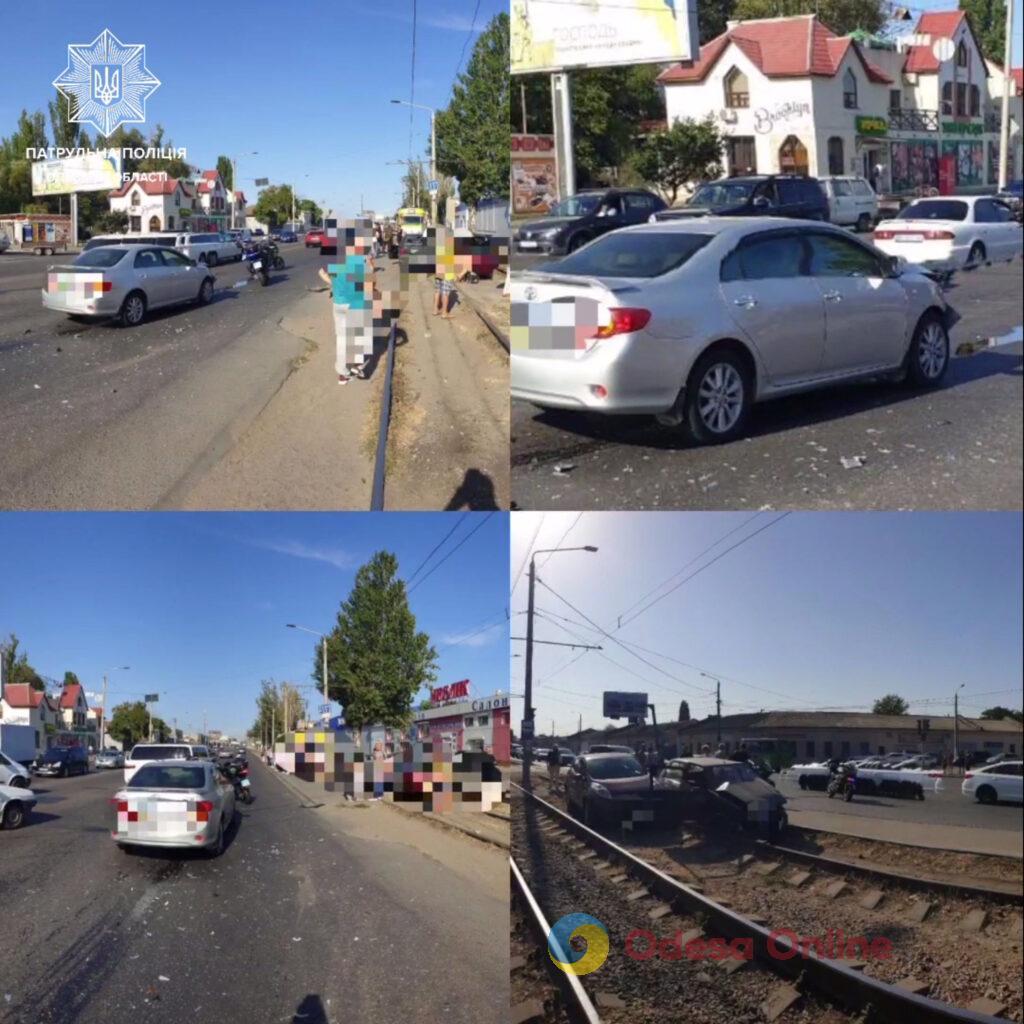 Одесса: на Николаевской дороге столкнулись три авто