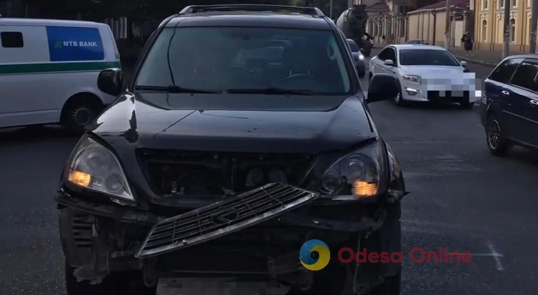 В Одессе столкнулись Lexus, Renault и маршрутка