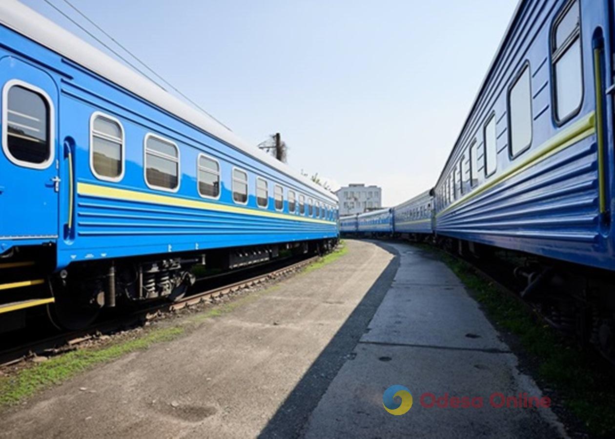 Через ворожі нічні обстріли затримуються два поїзди з Одеси