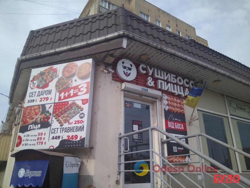 В Одессе демонтируют наружную рекламу и вывески, размещенные на негосударственном языке (фото)