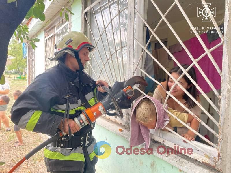 Одесские спасатели освободили мальчика, который застрял в решетке окна