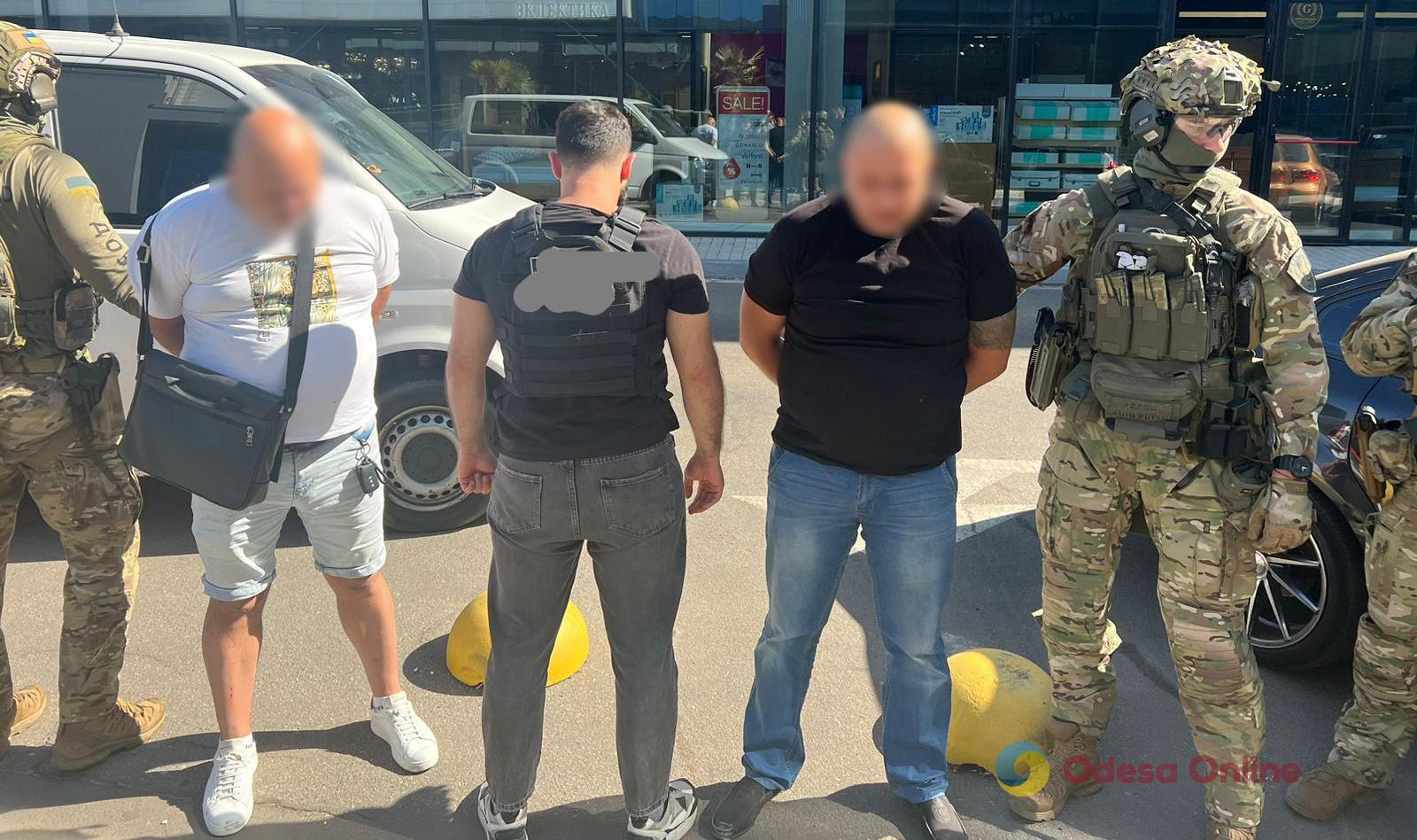 Двое судимых жителей Одесской области организовали канал переправки уклонистов через границу